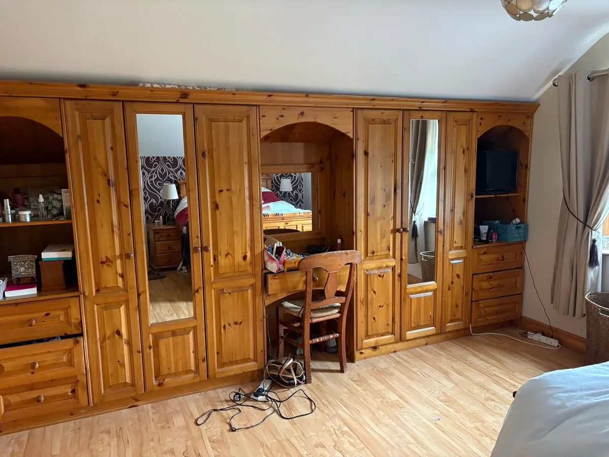 Complete bedroom wardrobe - Image 1