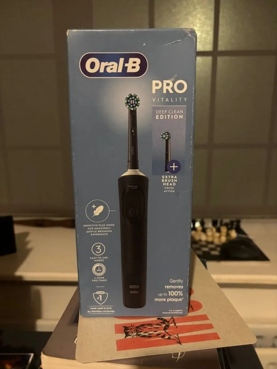 Oral-B Pro 650 Electric Tootbrush (Black) - Image 1