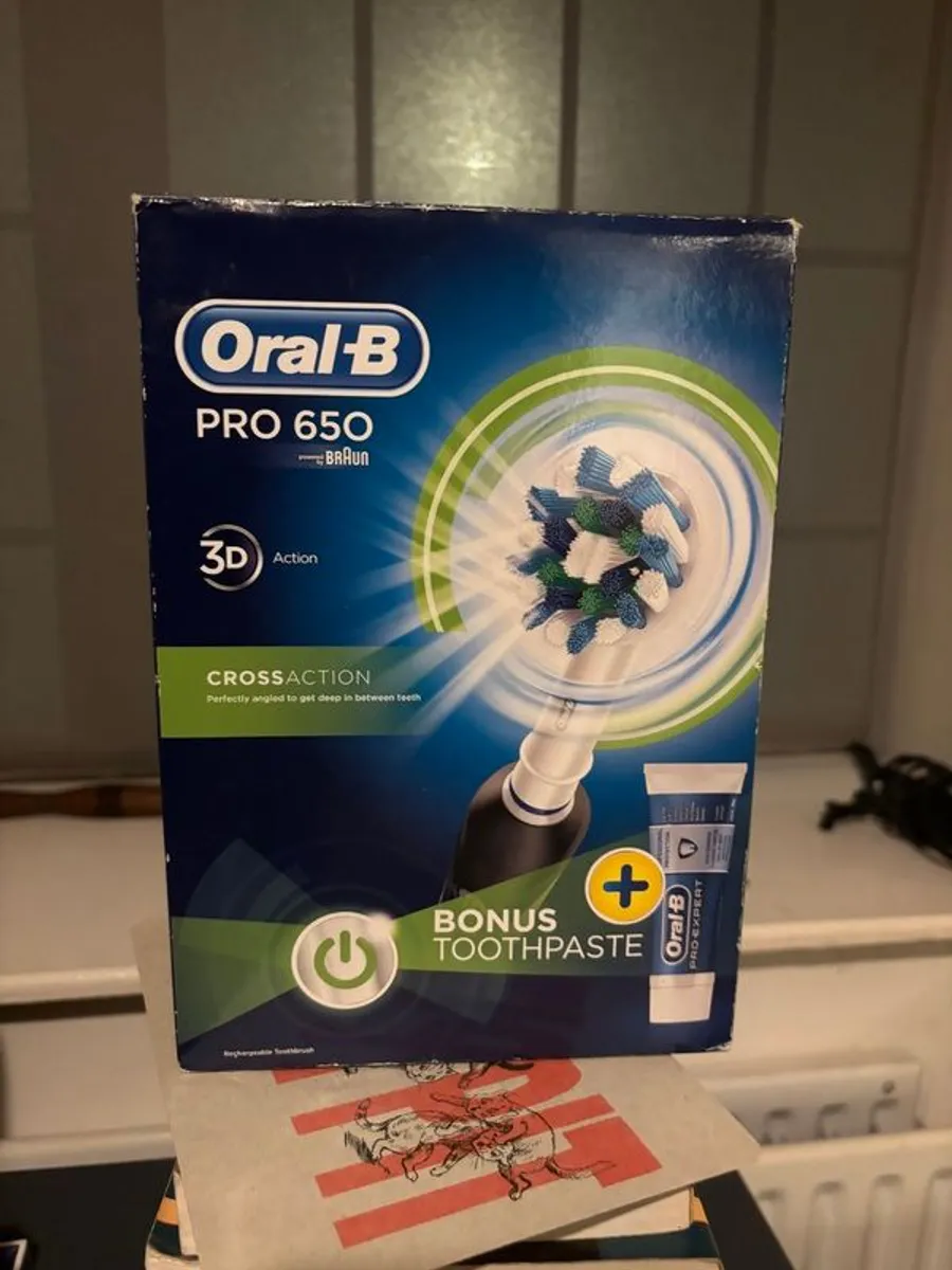 Oral-B Pro 650 Electric Tootbrush (Black) - Image 1