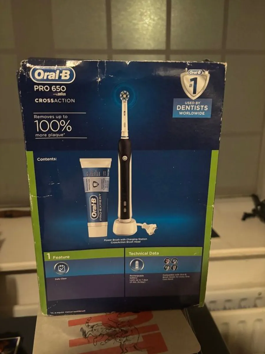 Oral-B Pro 650 Electric Tootbrush (Black) - Image 2