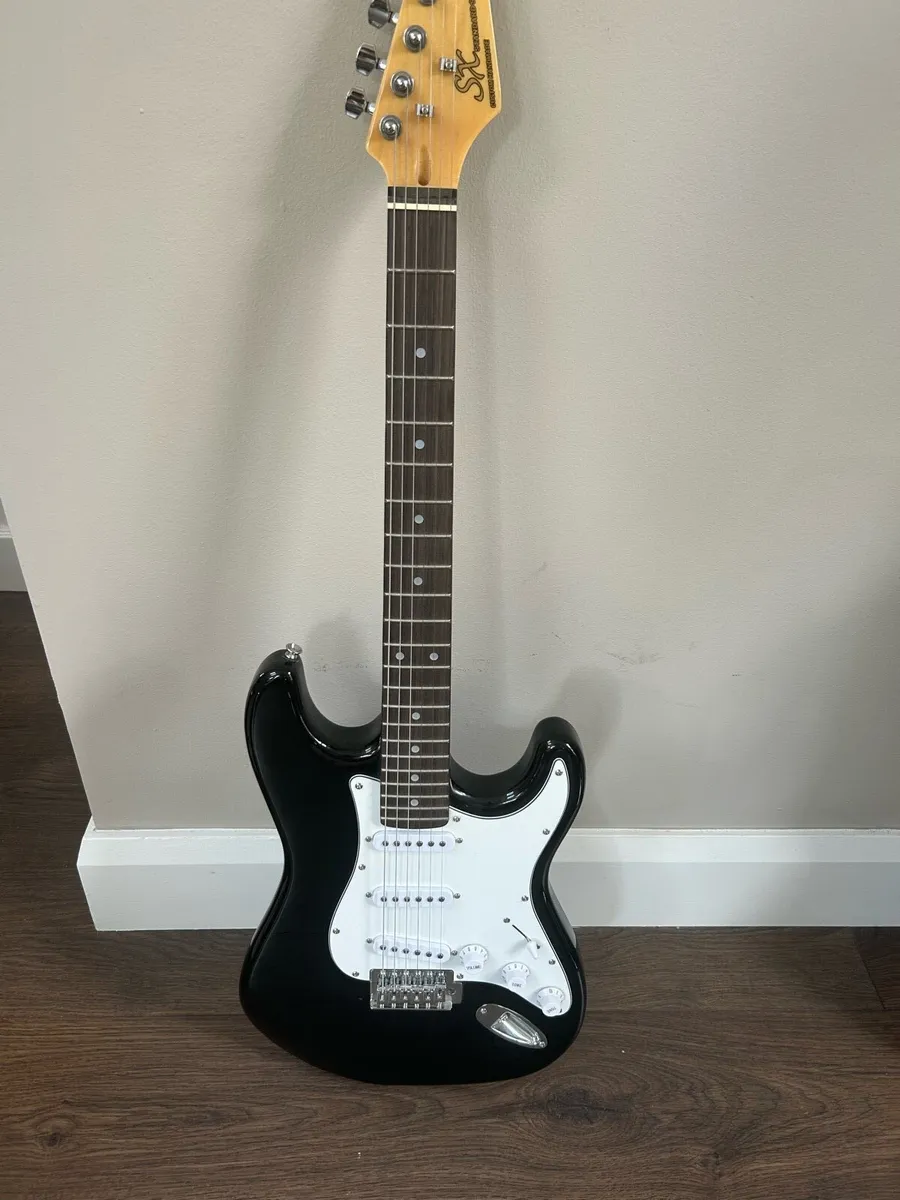 Electric guitar with amp - Image 2