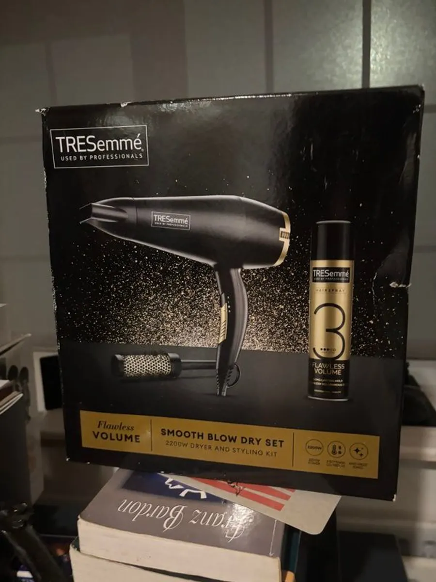 Tresemme Flawless Volume Smooth Blow Dry Set (2200W Dryer and Styling Kit) - Image 1