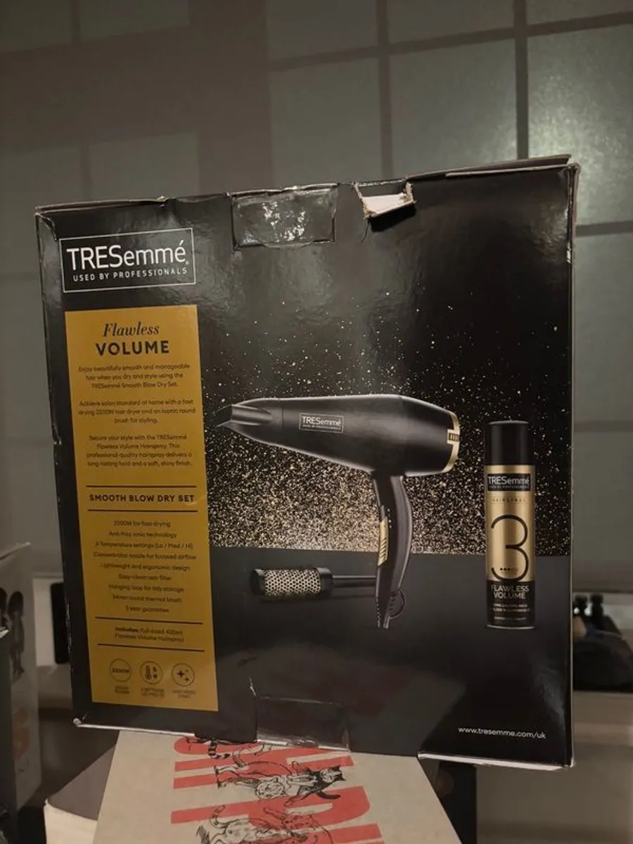 Tresemme Flawless Volume Smooth Blow Dry Set (2200W Dryer and Styling Kit) - Image 2