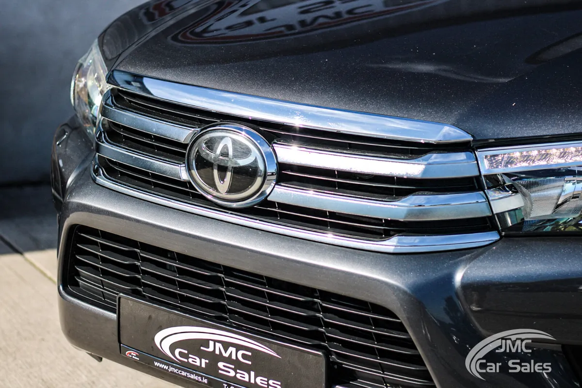 2018 TOYOTA HILUX INVINCIBLE - Image 3