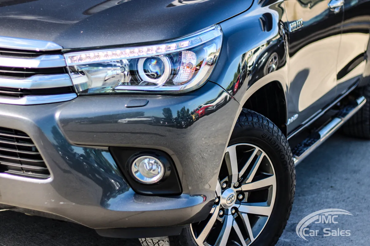 2018 TOYOTA HILUX INVINCIBLE - Image 2