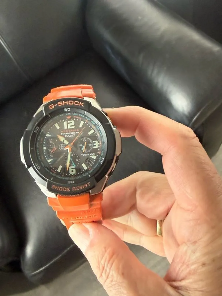 solar powered, radio controlled watch - Image 3