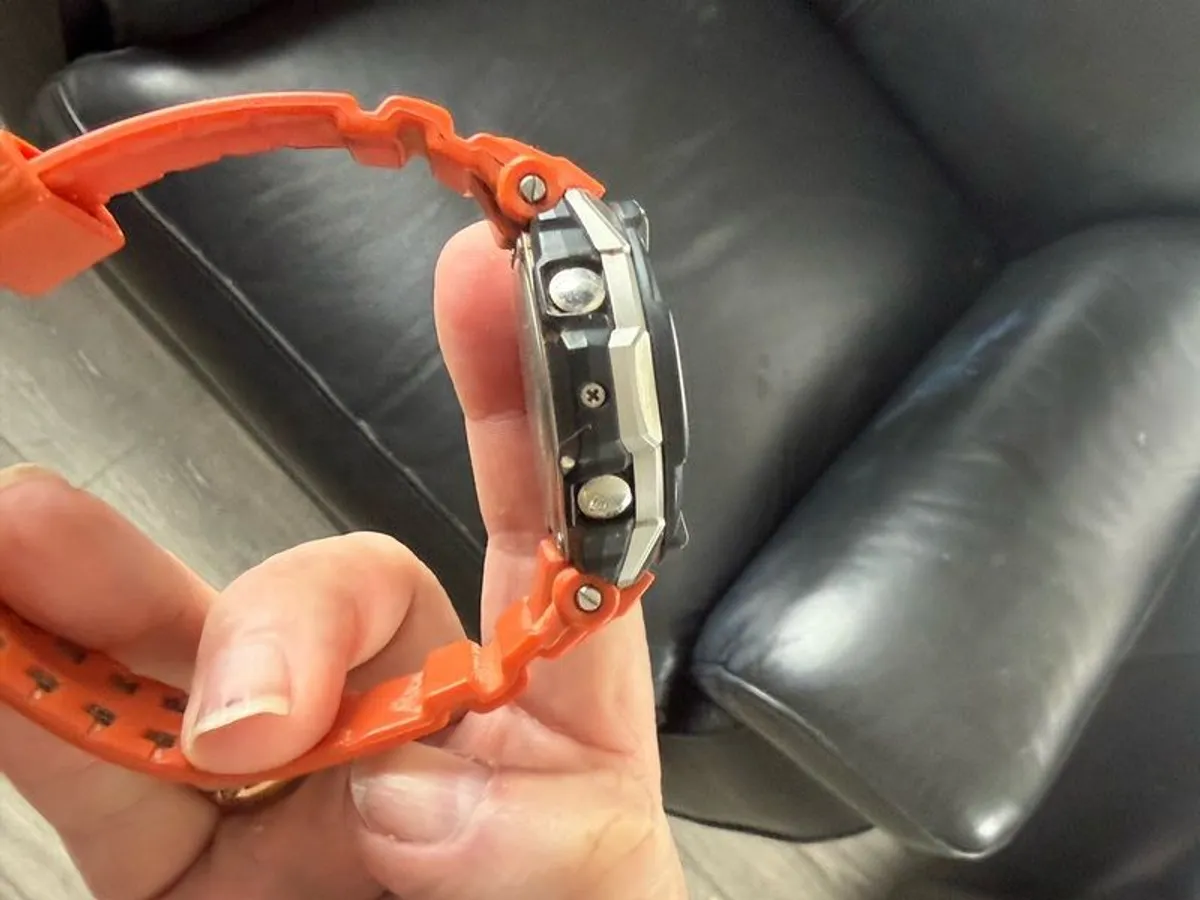 solar powered, radio controlled watch - Image 4