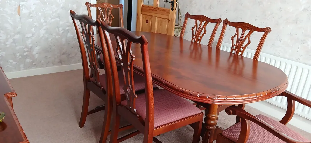 Dining room Table and 4 Chairs, 2 Carvers &Matchin - Image 1