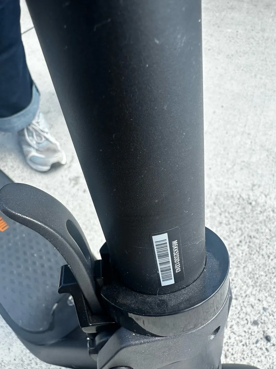 Segway Ninebot F2 Electric Scooter + Charger + - Image 4