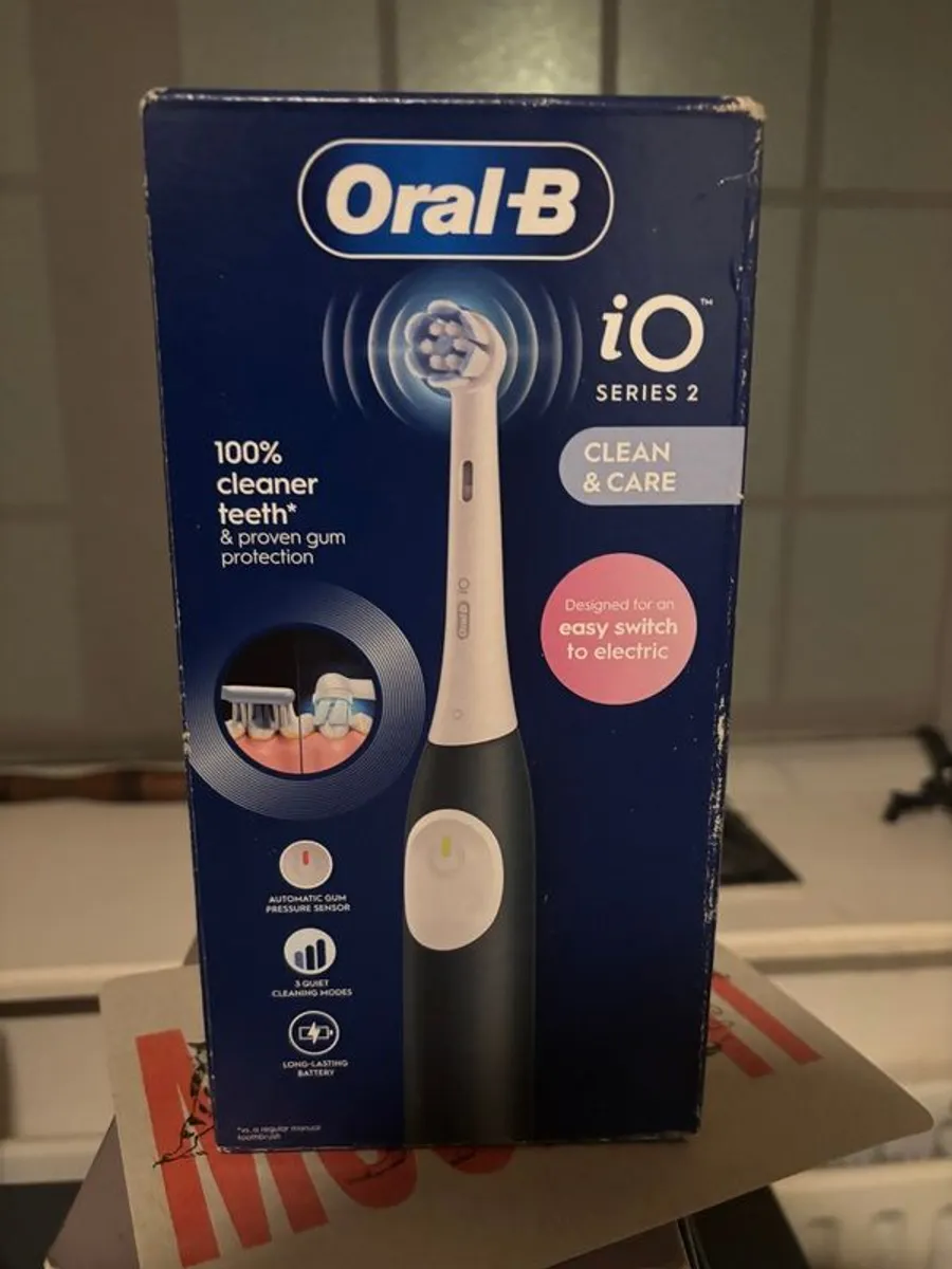 Oral-B iO Series 2 Electric Tootbrush (Black) - Image 1