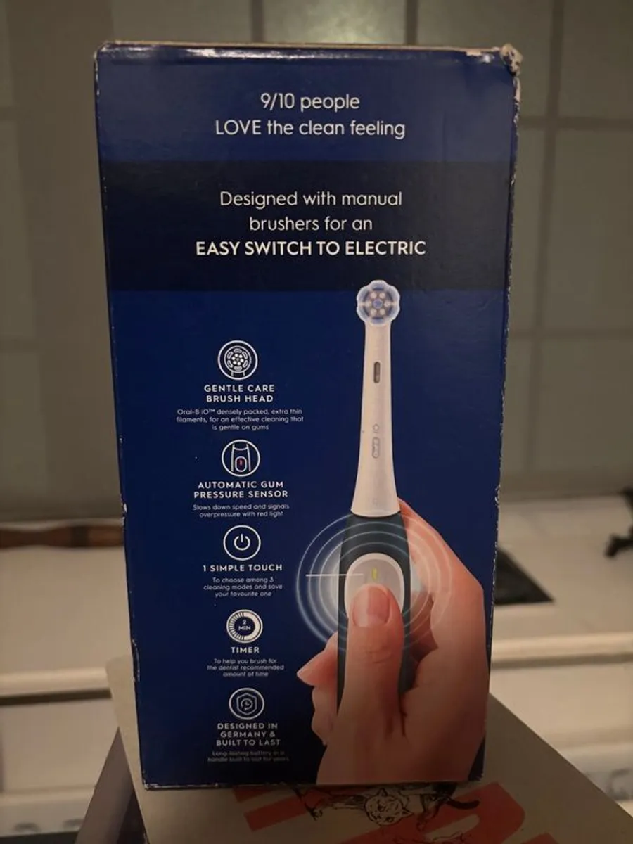 Oral-B iO Series 2 Electric Tootbrush (Black) - Image 2