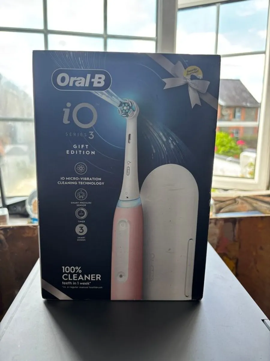 Oral-B iO Series 3 Electric Tootbrush (with Travel Case) (Pink) - Image 1