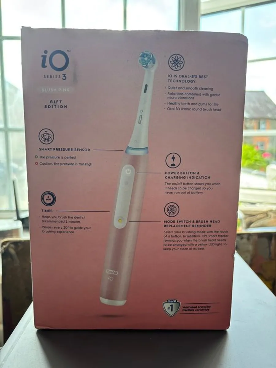 Oral-B iO Series 3 Electric Tootbrush (with Travel Case) (Pink) - Image 2