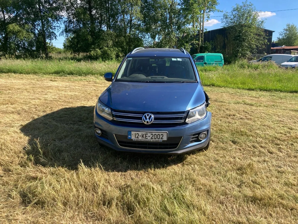 Vw 2012 damaged - Image 4