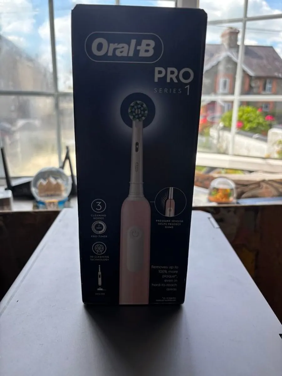 Oral-B Pro Series 1 Electric Tootbrush (Pink) - Image 1