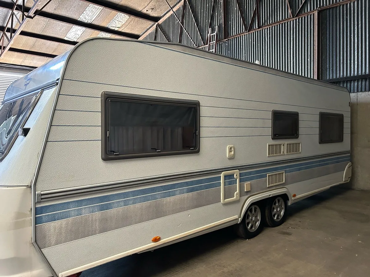 2002 Hobby 620 Twin Axle 5 Berth Caravan - Image 2