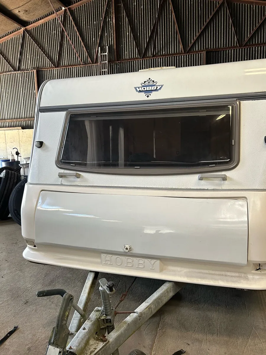 2002 Hobby 620 Twin Axle 5 Berth Caravan - Image 3