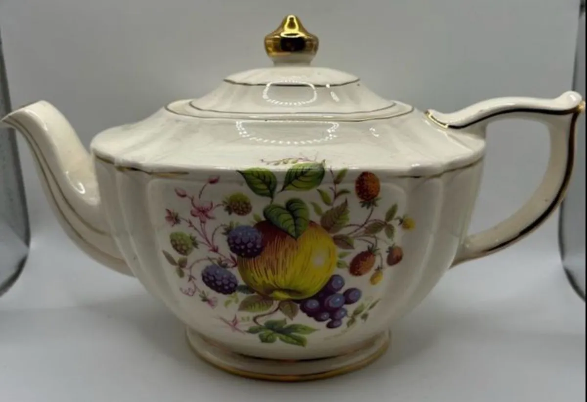5 Vintage Tea Pots €40 for the lot - Image 1