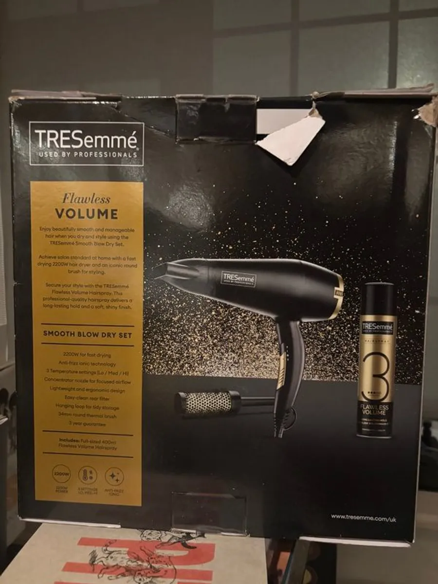 Tresemme Flawless Volume Smooth Blow Dry Set (2200W Dryer and Styling Kit) - Image 2