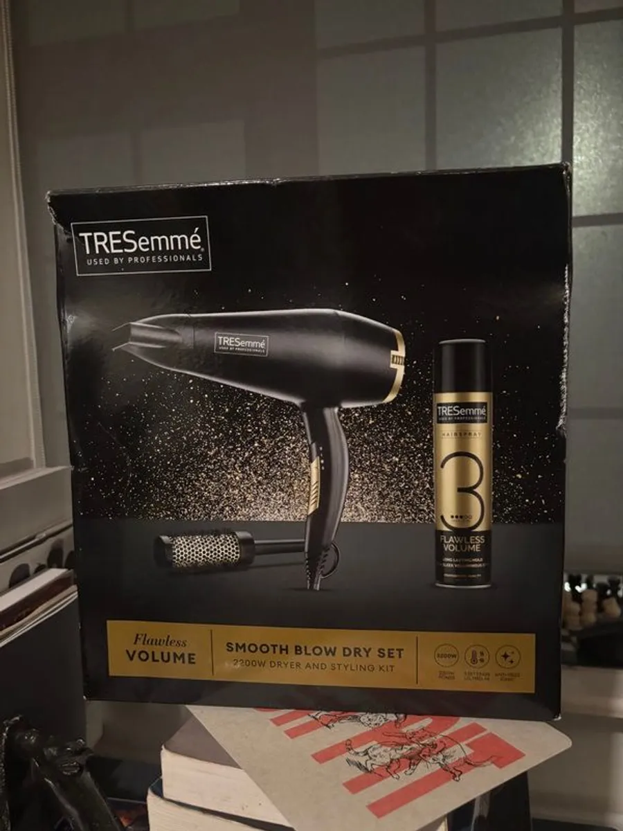 Tresemme Flawless Volume Smooth Blow Dry Set (2200W Dryer and Styling Kit) - Image 1