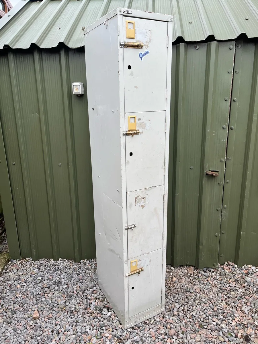 Metal locker - Image 1