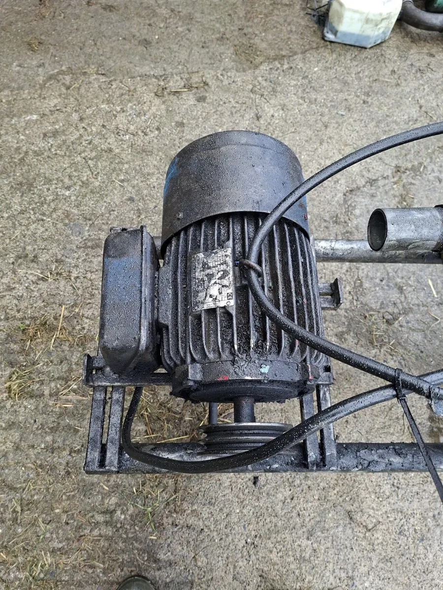 Milking machine - Image 2