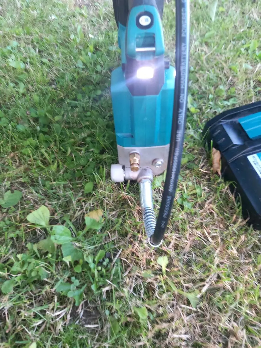 Makita cordless grease gun - Image 3
