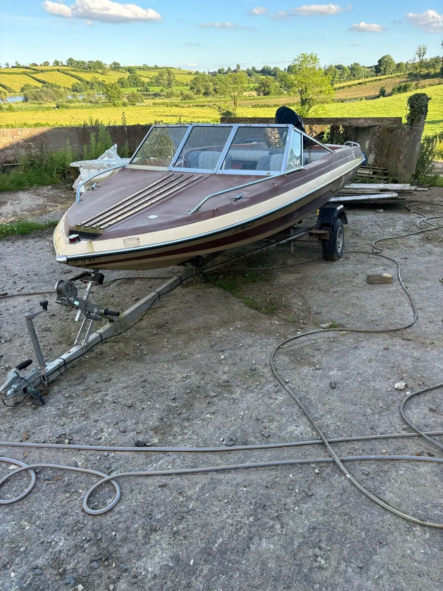 Glastron speed boat - Image 1