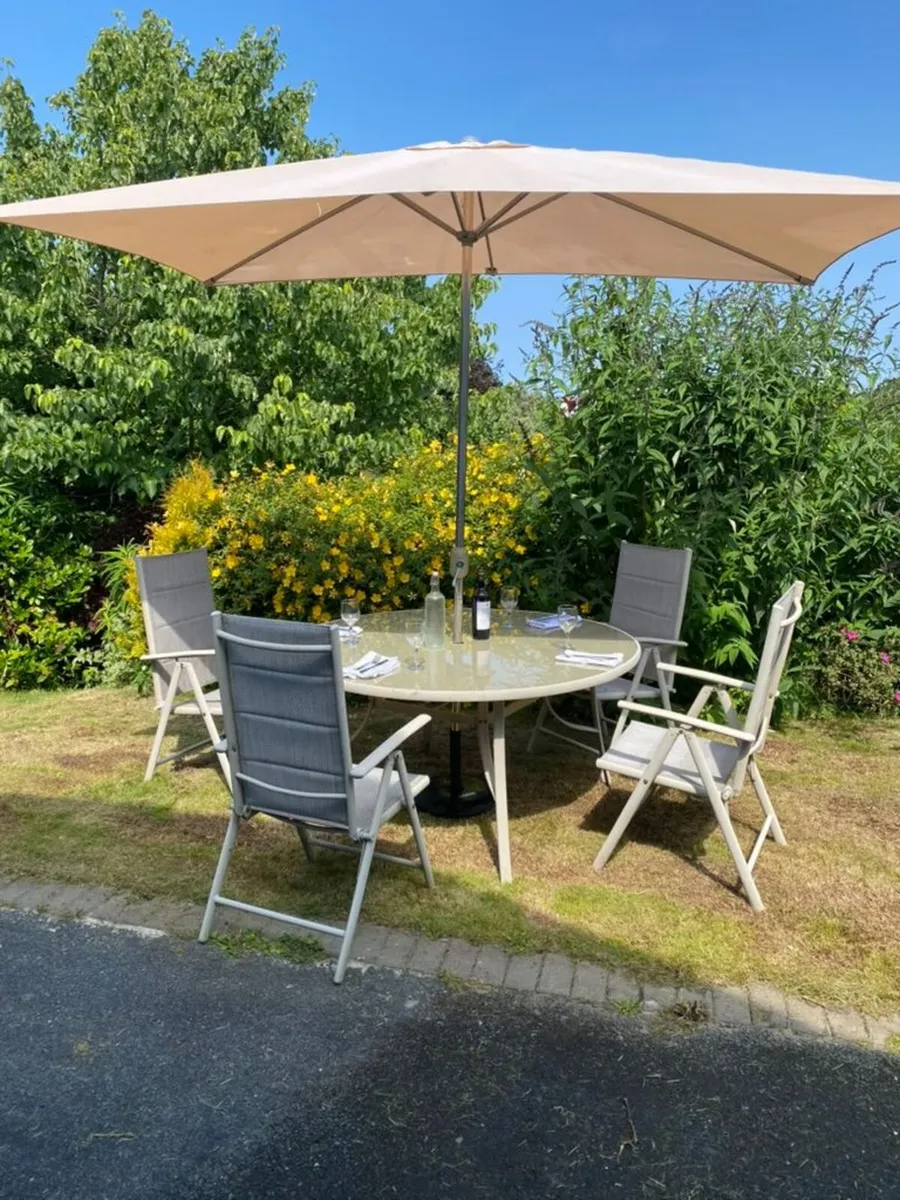 4 piece garden set with large parasol and stand - Image 1