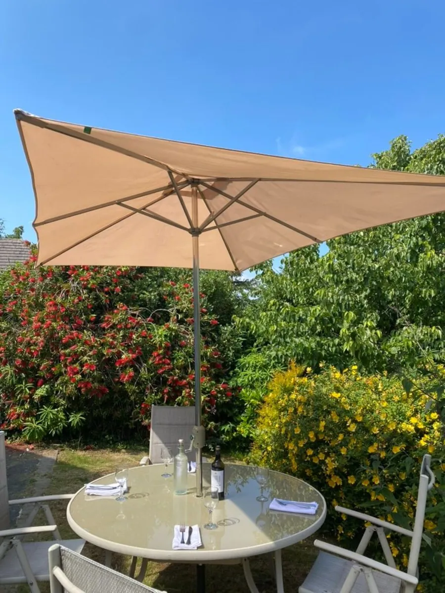 4 piece garden set with large parasol and stand - Image 2