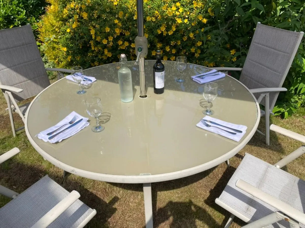 4 piece garden set with large parasol and stand - Image 3