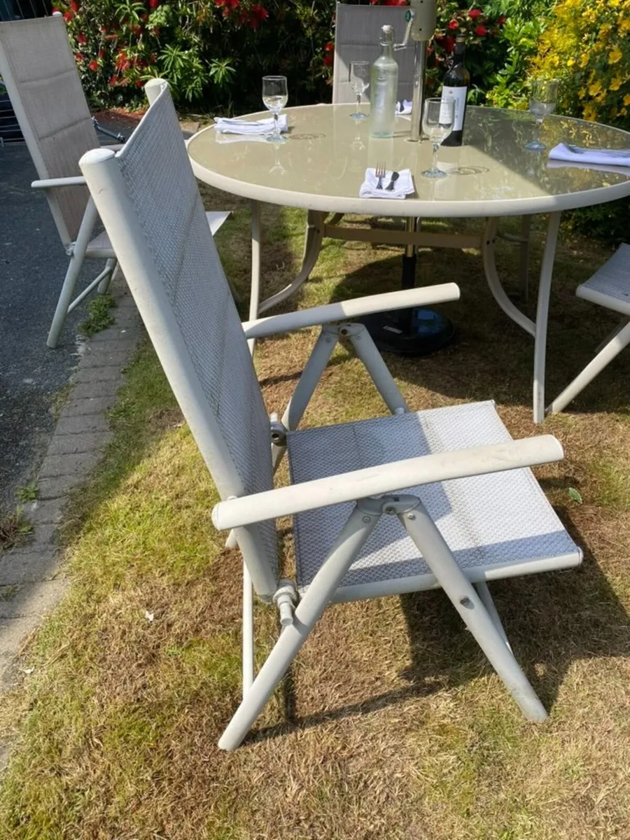 4 piece garden set with large parasol and stand - Image 4