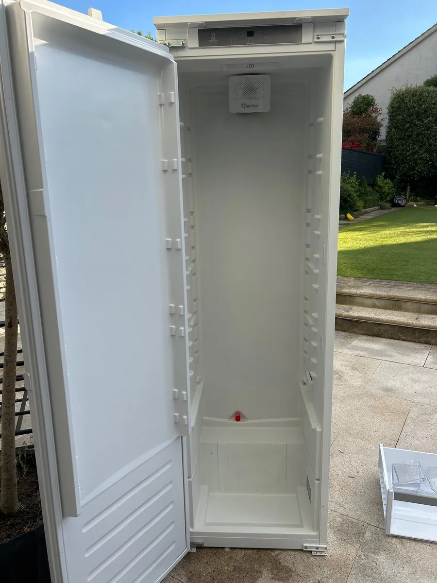 Whirlpool integrated fridge. - Image 2