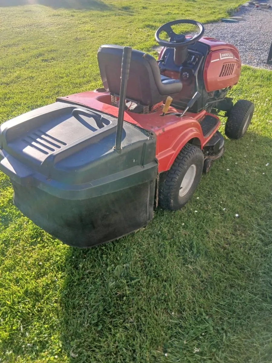 Ride on lawnmower - Image 2
