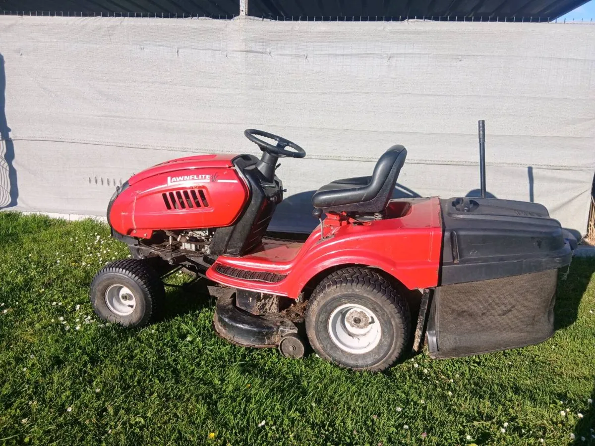 Ride on lawnmower - Image 1