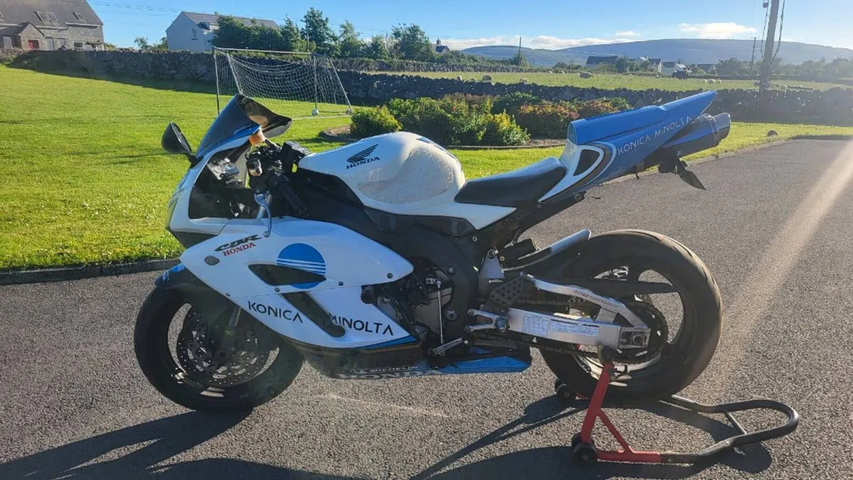 Honda Fireblade 2004 25kMiles - Image 1