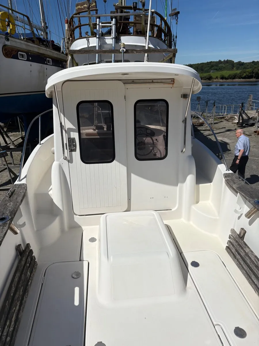 Arvor 215 motor boat - Image 2