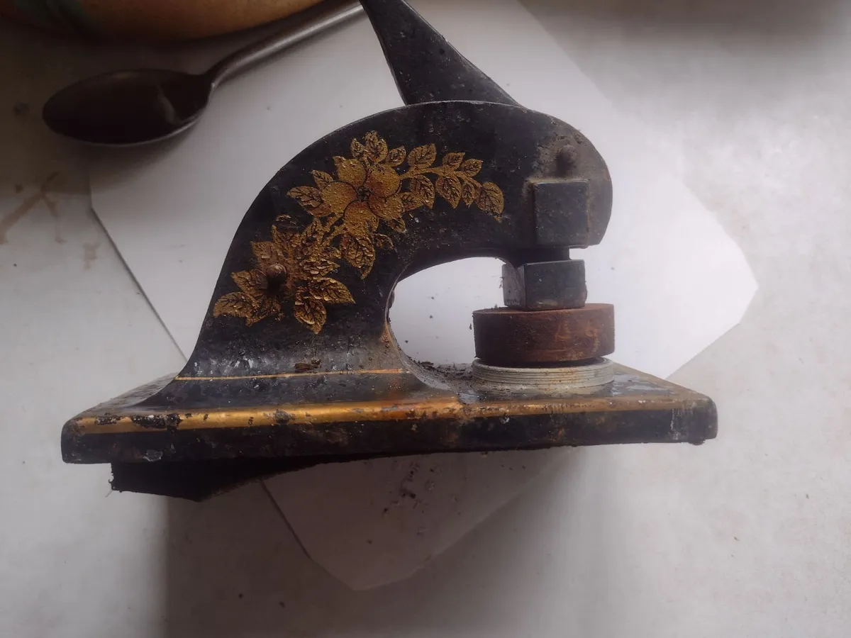 Hammond vintage cistern, cast iron stamp embossers - Image 3