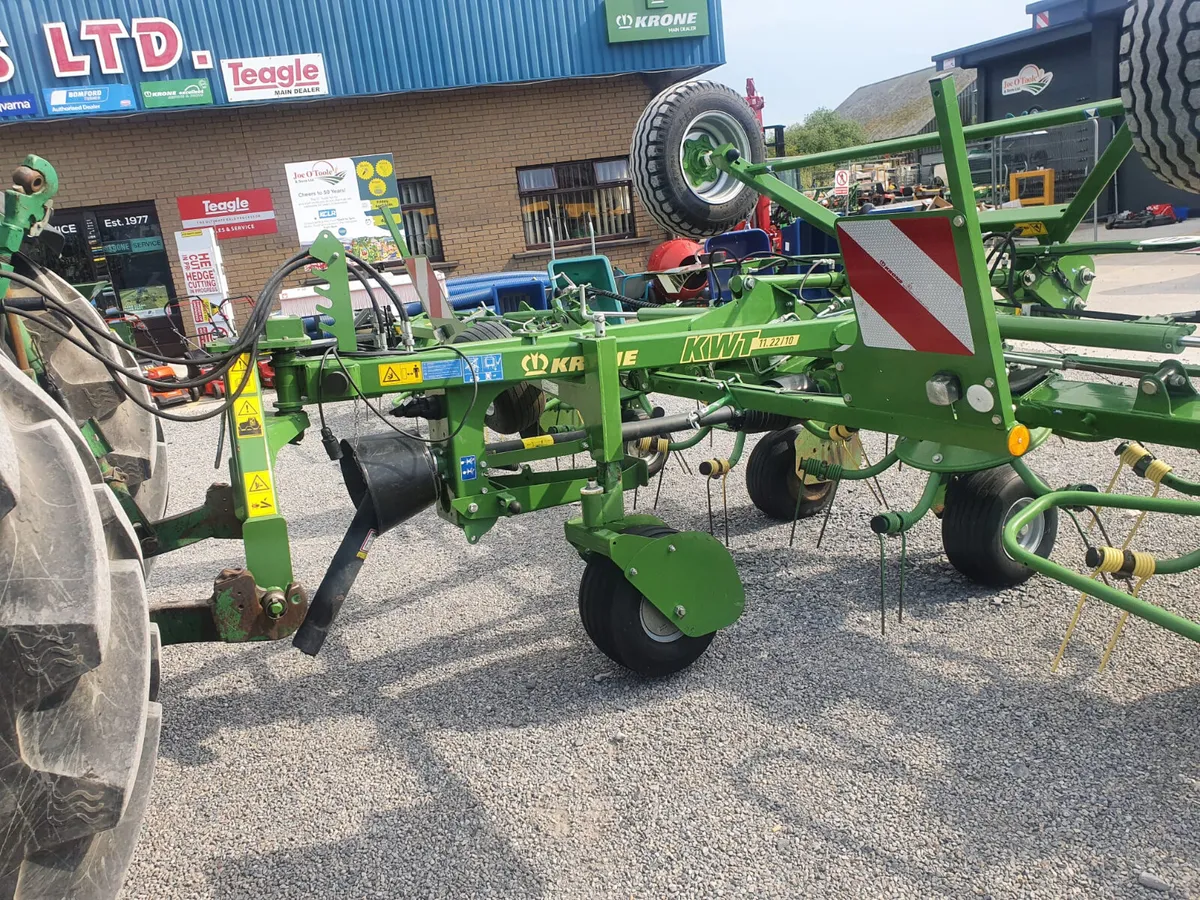 YR 2020 Krone 11.22 10 Rotor Tedder - Image 3