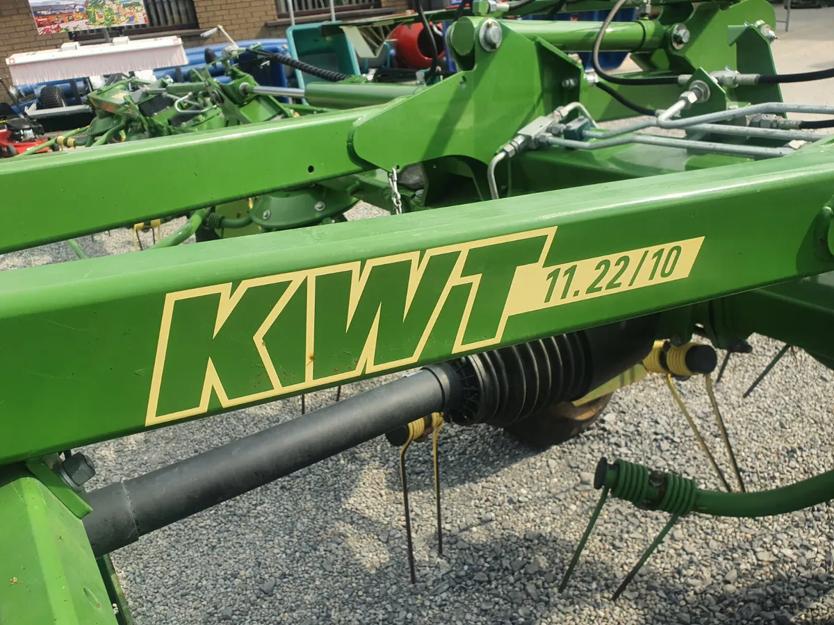 YR 2020 Krone 11.22 10 Rotor Tedder - Image 2