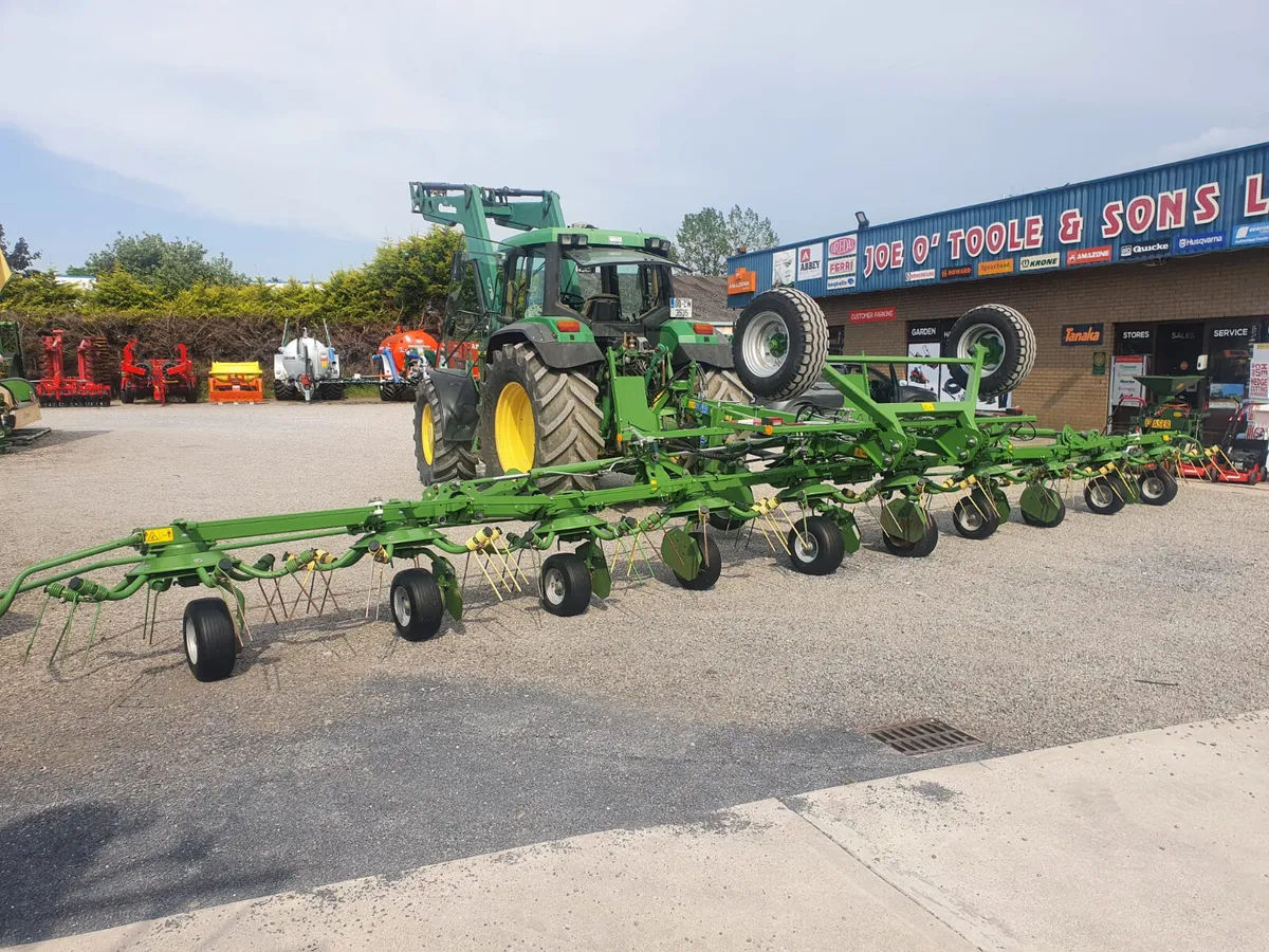 YR 2020 Krone 11.22 10 Rotor Tedder - Image 4