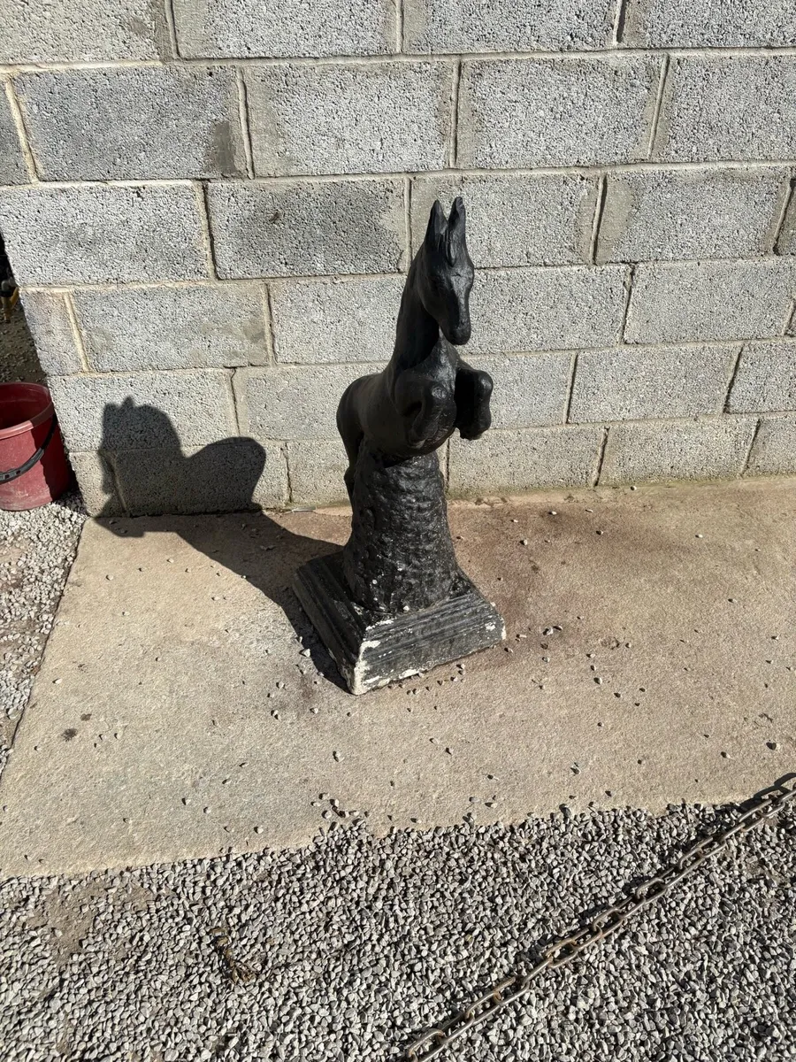 Horse statues - Image 1