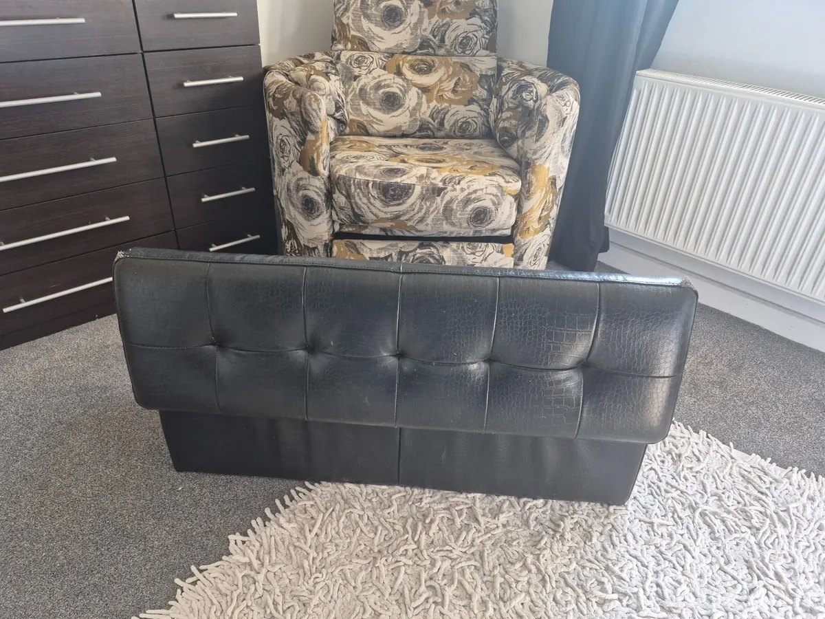 Swivel seat & small storage box - Image 1