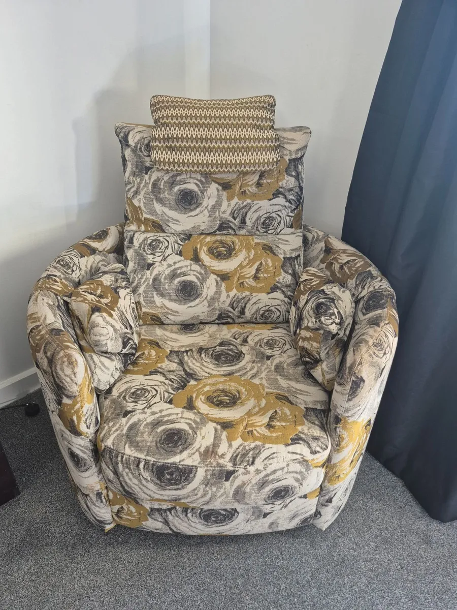 Swivel seat & small storage box - Image 2