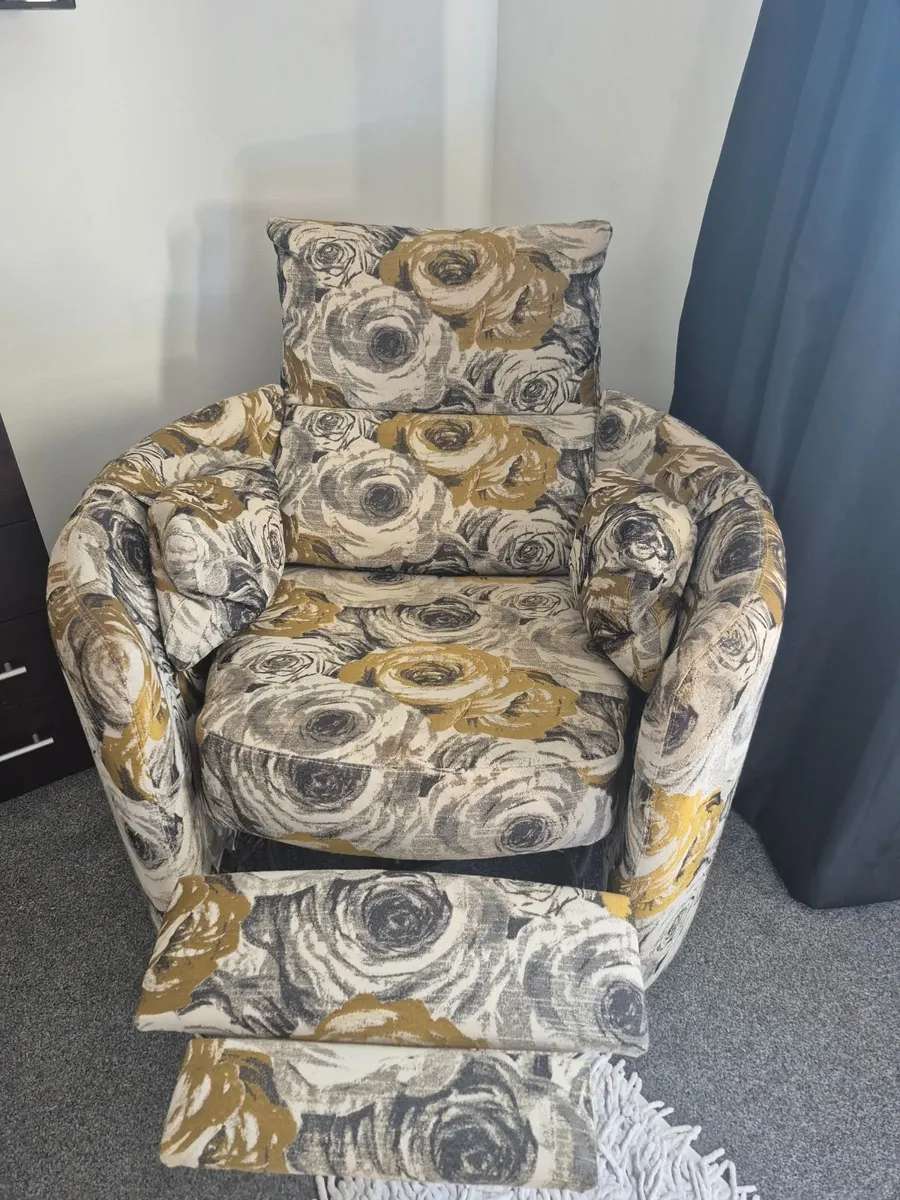 Swivel seat & small storage box - Image 4