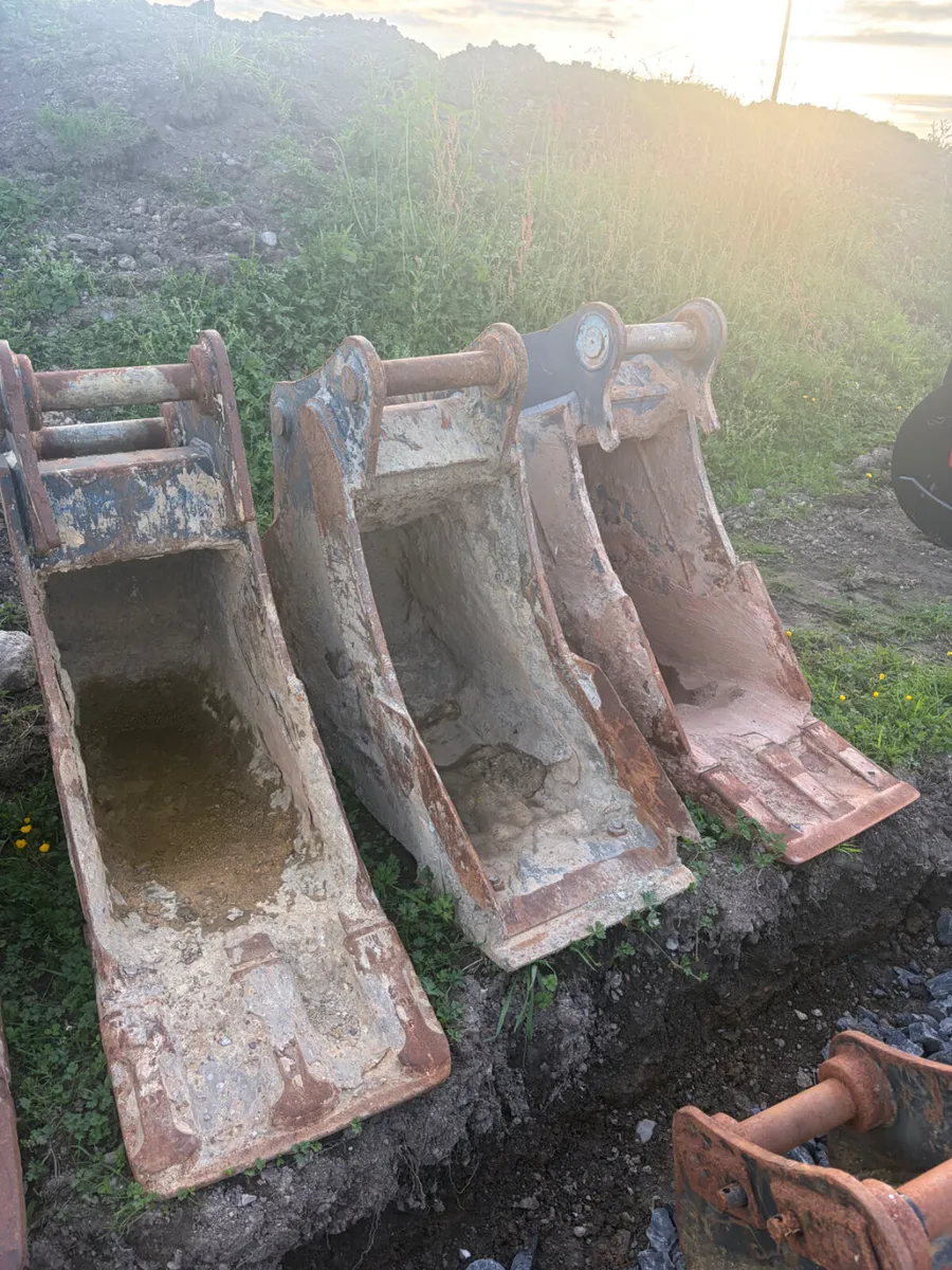 Selection of 18inch  65mm digging buckets for sale - Image 1