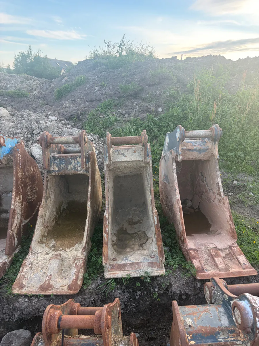 Selection of 18inch  65mm digging buckets for sale - Image 2