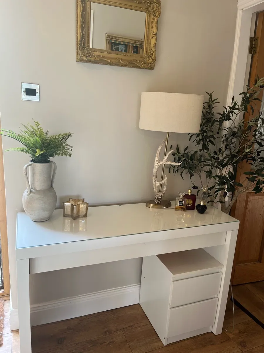 Dressing table / desk and matching drawers - Image 1