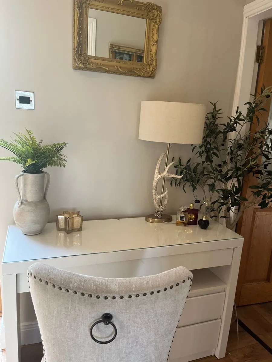 Dressing table / desk and matching drawers - Image 3