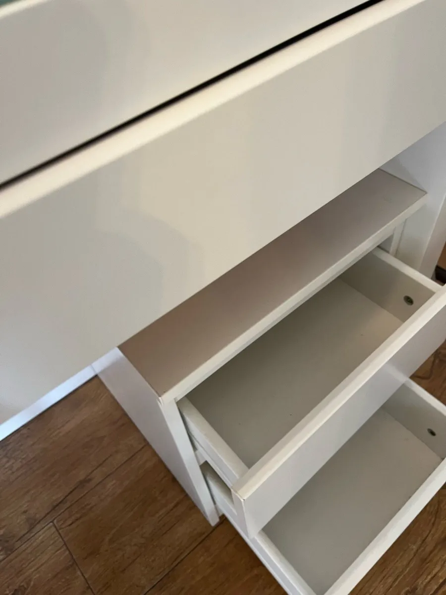 Dressing table / desk and matching drawers - Image 4